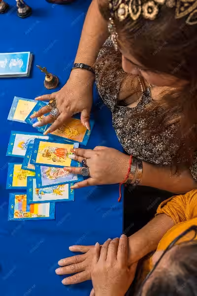 Explorando el Mundo de las Personas que Leen las Cartas: Fe, Intuición y el Eco del Destino Explorando el Mundo de las Personas que Leen las Cartas: Fe, Intuición y el Eco del Destino